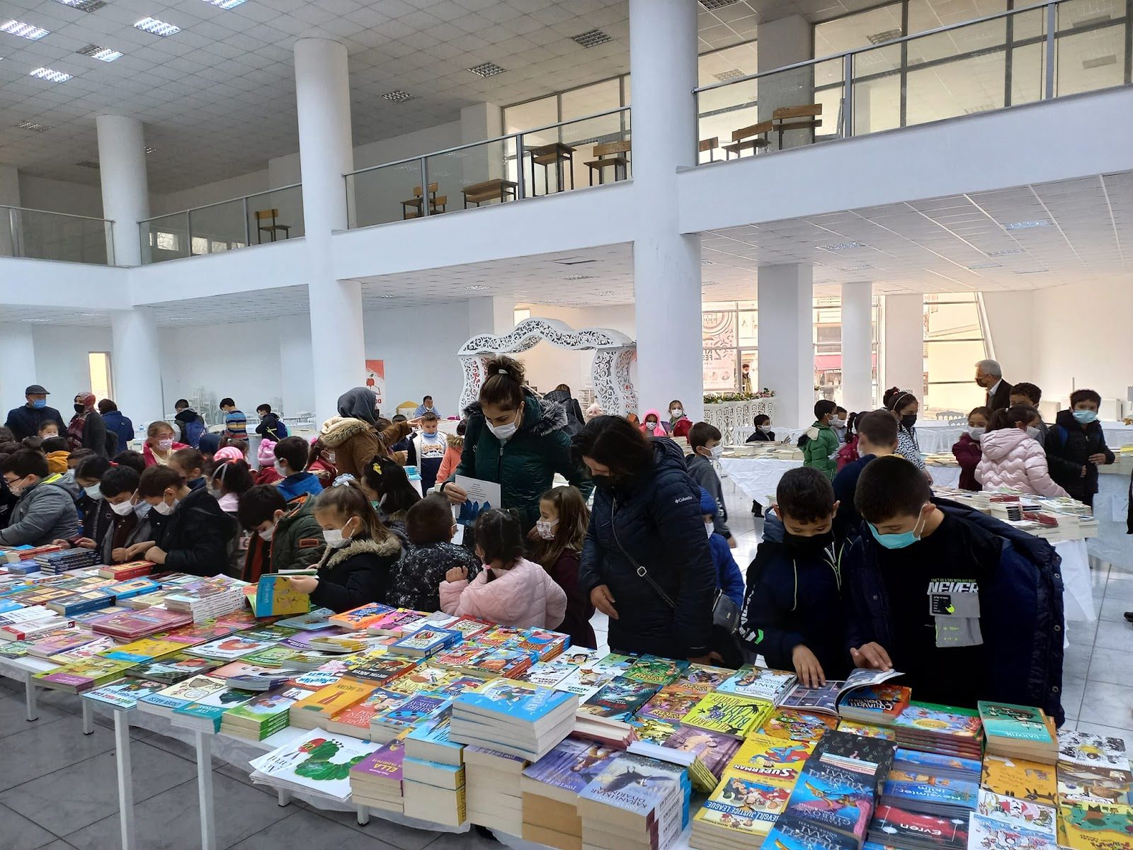Kitap festivalinde kitapları inceleyen öğrenciler